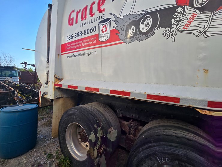 2002-peterbilt-320-image-10