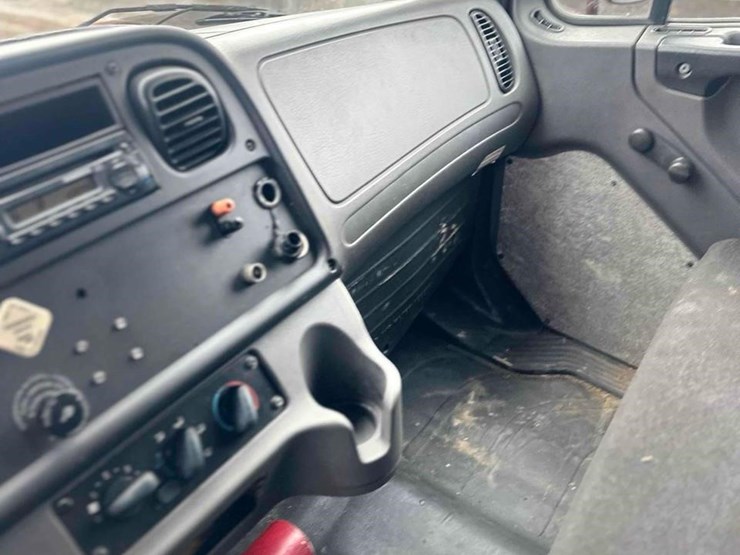 2016-freightliner-business-class-m2-106-image-32