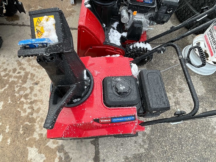 #6121-•-toro-single-stage-snow-blower-(o3)-image-9