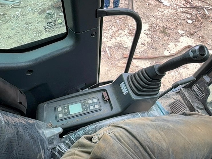 new-holland-e60c-image-17