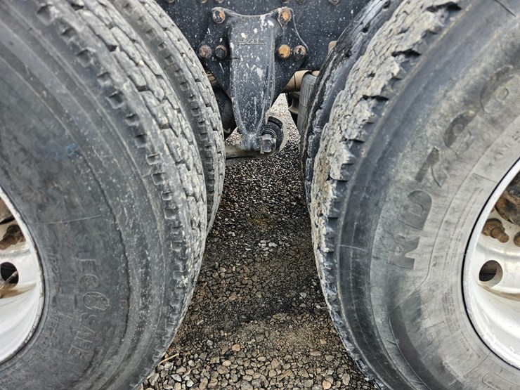 freightliner-columbia-112-image-103