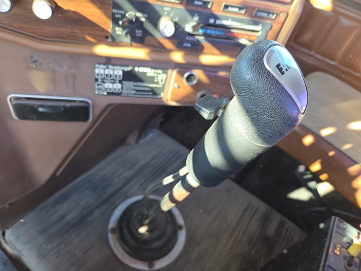 1988-freightliner-day-cab-semi-image-57