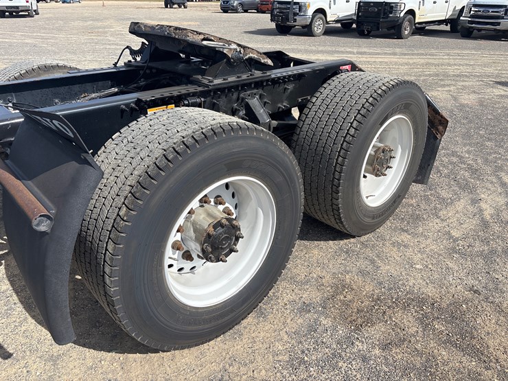 volvo-vnl64t300-image-5