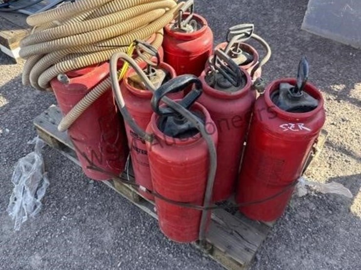 pallet-of-misc-sprayers-and-hose-image-5