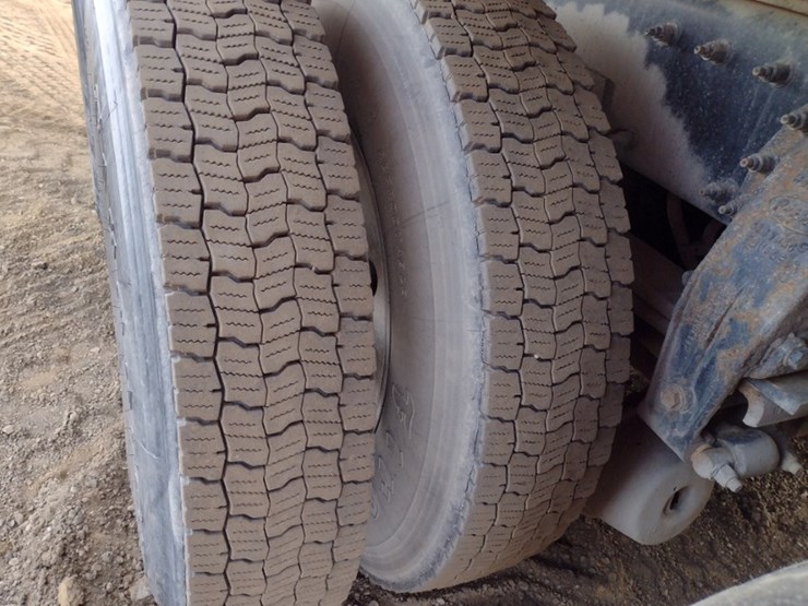 peterbilt-567-image-25