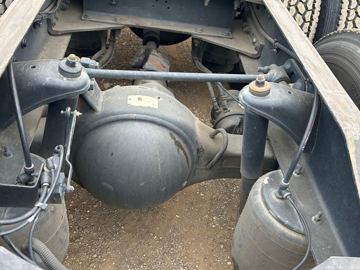 peterbilt-579-image-25