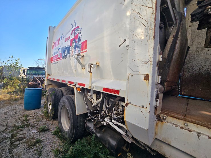 2002-peterbilt-320-image-8