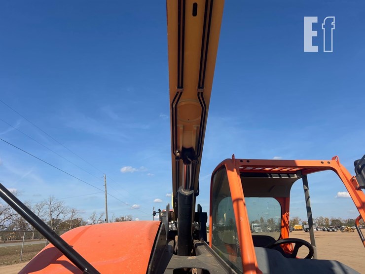 2018-jlg-742-image-11