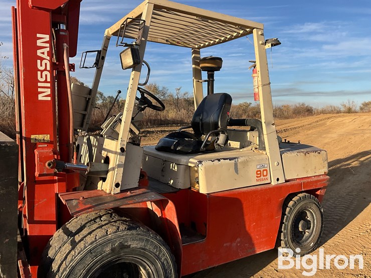 nissan-80-rough-terrain-forklift-image-9