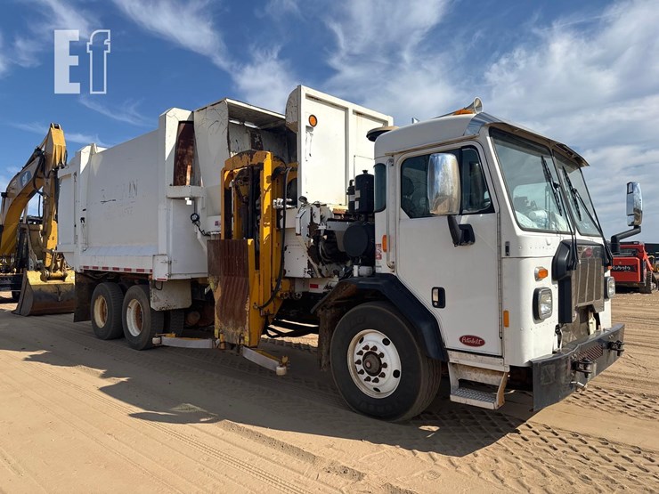 2019-peterbilt-garbage-truck-image-5