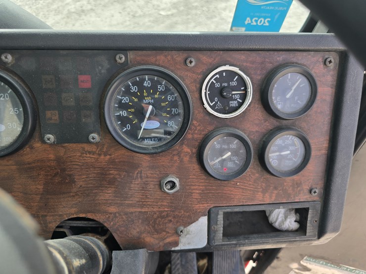 2005-peterbilt-320-image-40