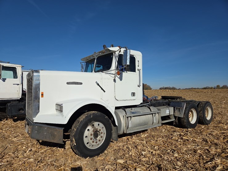 1988-freightliner-day-cab-semi-image-1