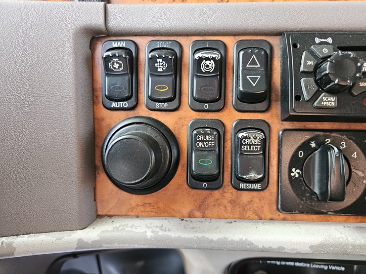 2009-peterbilt-365-image-80