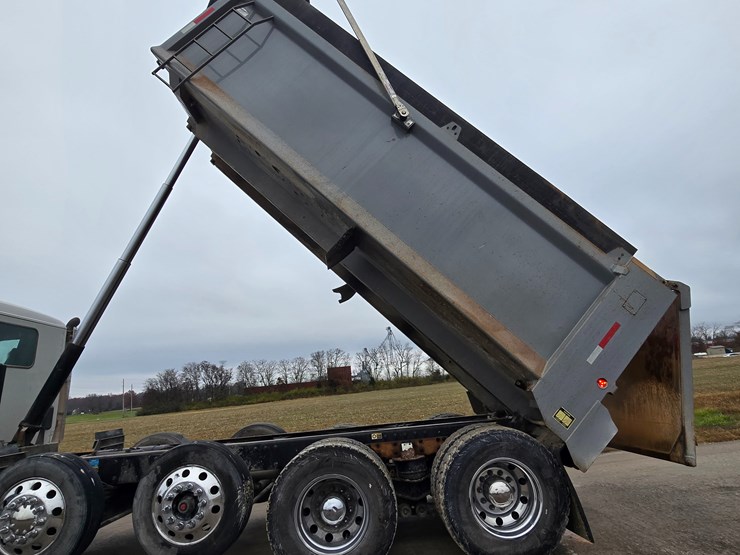 2020-peterbilt-567-image-60