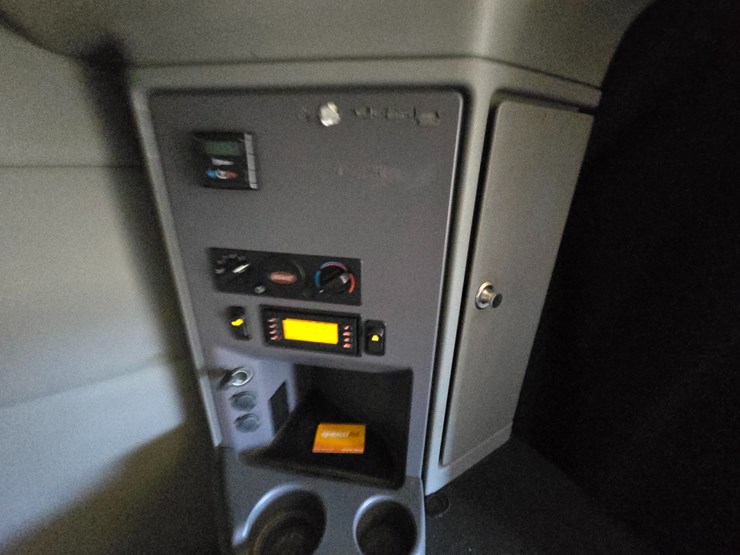 peterbilt-579-image-87