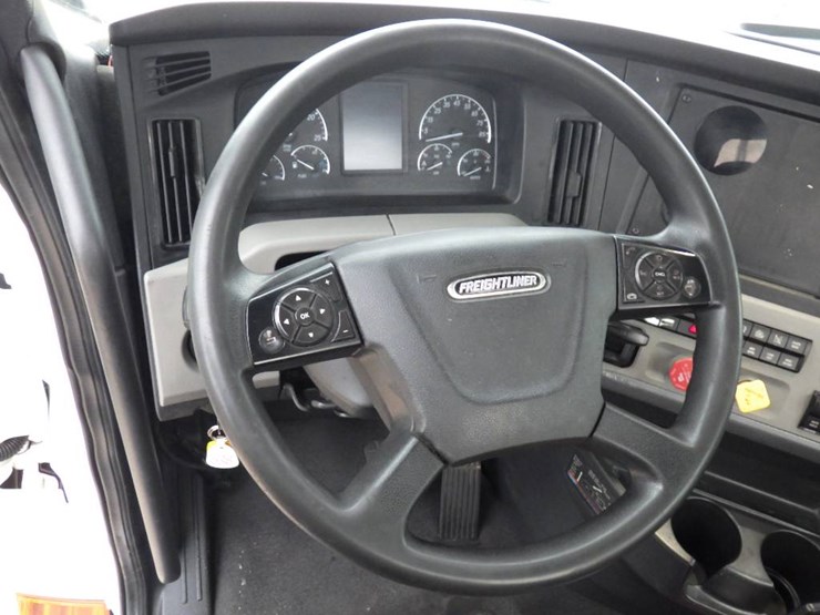 freightliner-cascadia-126-image-19