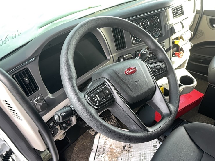 peterbilt-567-image-22