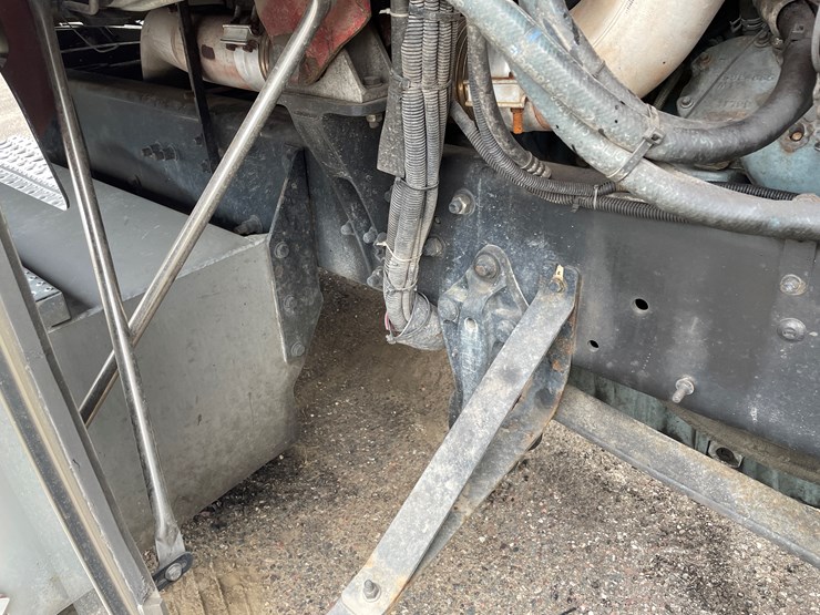 #1043-•-2009-freightliner-semi-(wi-title-in-delay)-image-77