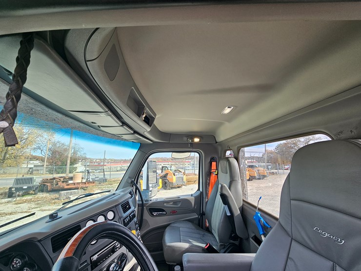 peterbilt-579-image-44