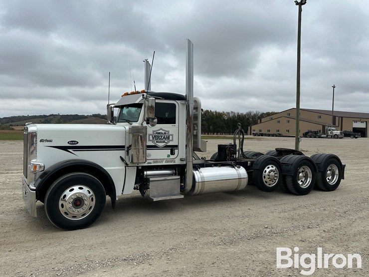 2016-peterbilt-389-image-1