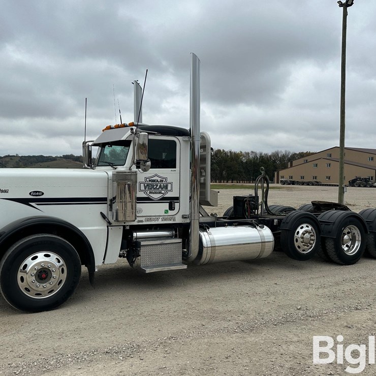 2016 PETERBILT 389