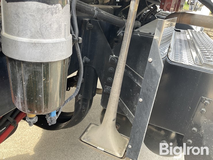 2017-kenworth-w900l-image-12