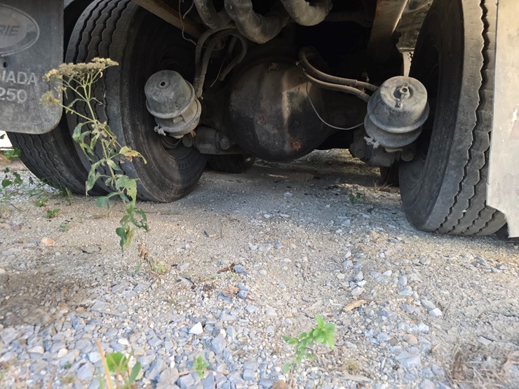 2002-peterbilt-320-image-60