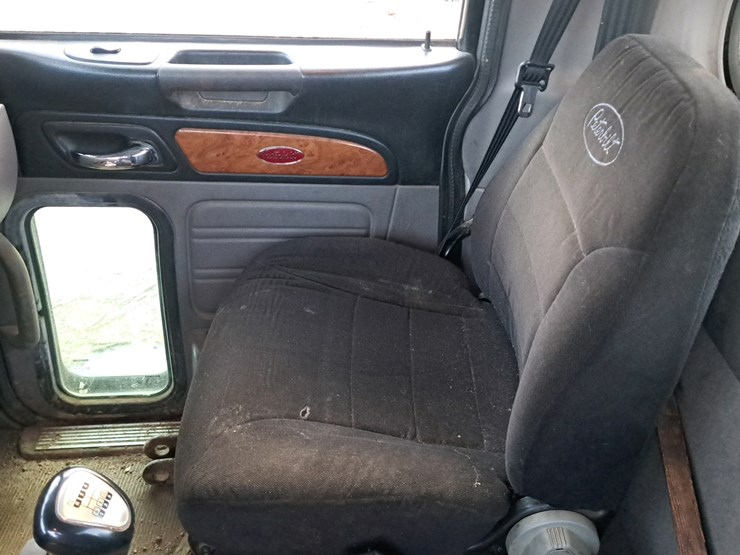 2010-peterbilt-386-image-16