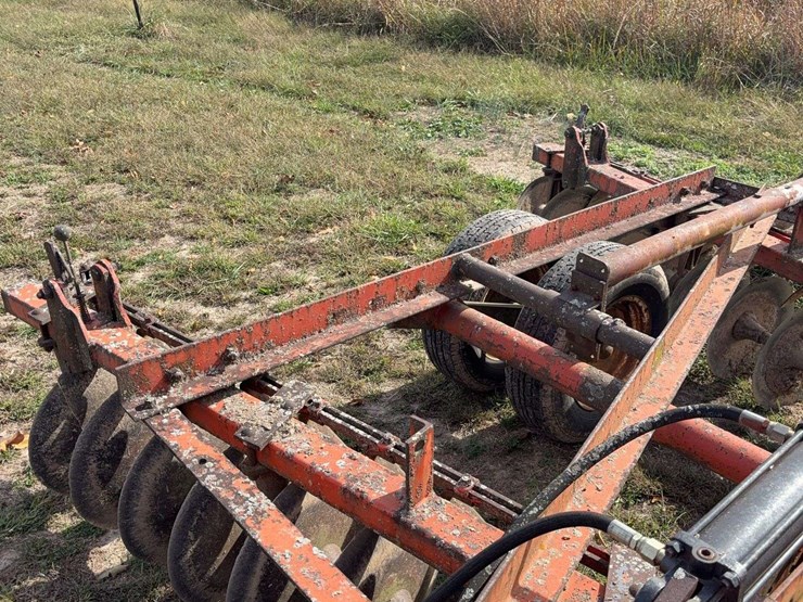 14ft-pull-type-hyd.-disk,-tandem-axle,-newer-tires,-newer-cylinder,-was-using-this-fall,-now-needs-a-new-bearing-and-shaft-on-front-left-side-image-16