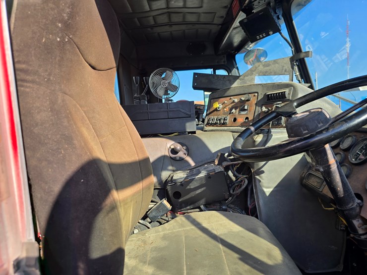 2001-peterbilt-320-image-27