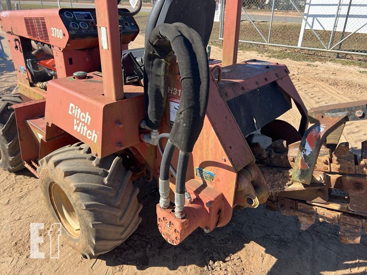 2004-ditch-witch-3700-image-11