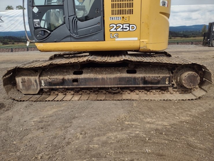 deere-225d-lc-image-32