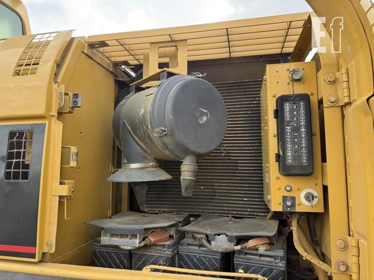 caterpillar-322cl-image-11