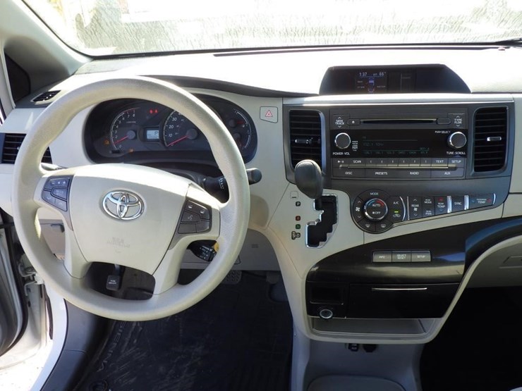 toyota-sienna-image-9