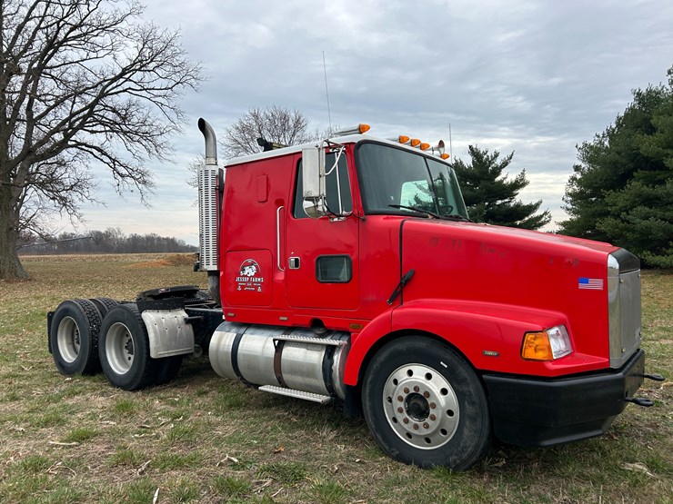 #95-•-volvo-semi-image-7