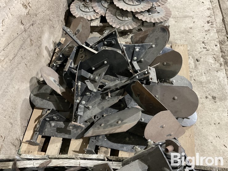 hiniker-cultivator-hiller/ridge-attachment-image-5