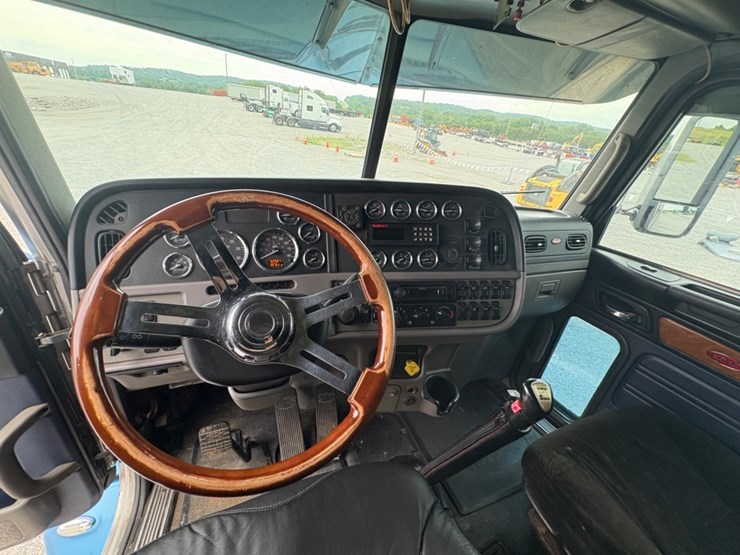 peterbilt-386-image-18