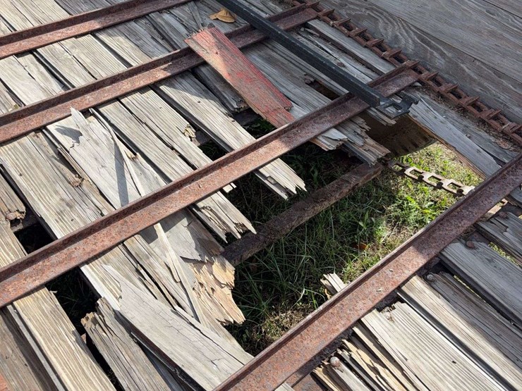 new-idea-manure-spreader,-single-axle,-wood-floor,-540pto,-has-a-hole-in-floor,-is-in-working-order,-just-needs-a-new-floor,-hyd.-slop/end-gate,-rear-beater-image-15