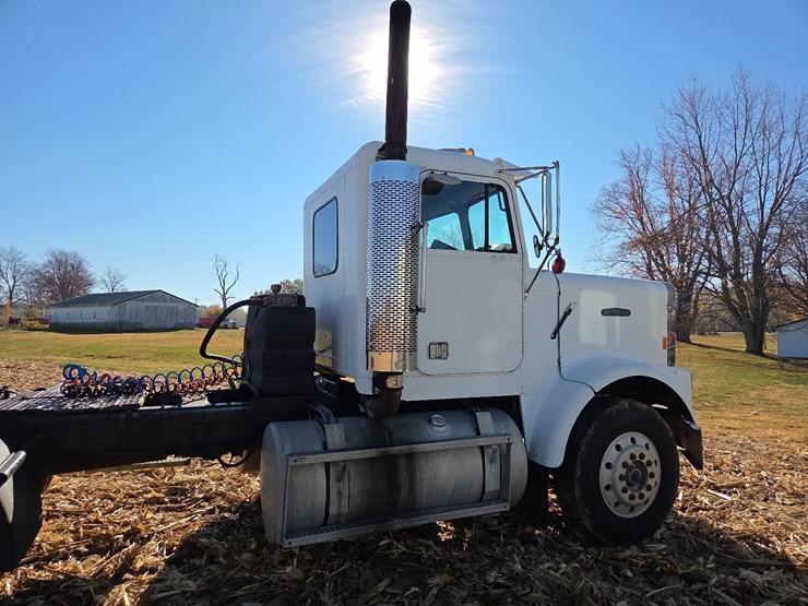 1988-freightliner-day-cab-semi-image-31