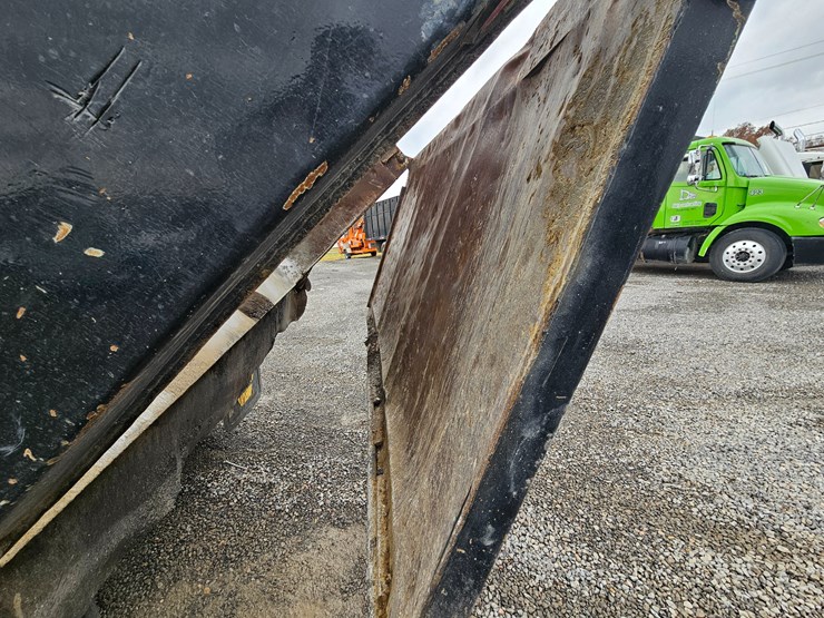 freightliner-columbia-120-image-47