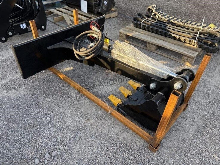 2025-giyi-bk56-backhoe-arm-for-skid-steer-image-4