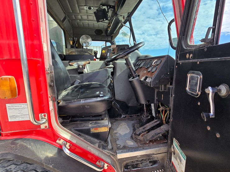 2005-peterbilt-320-image-35