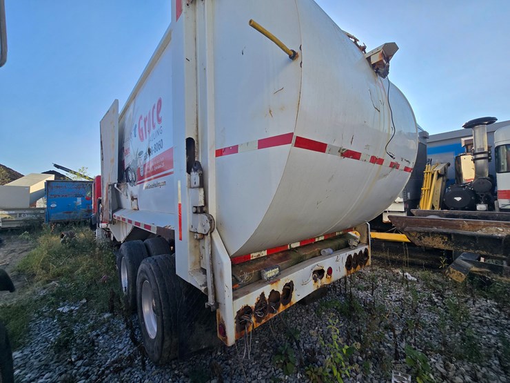 2001-peterbilt-320-image-9