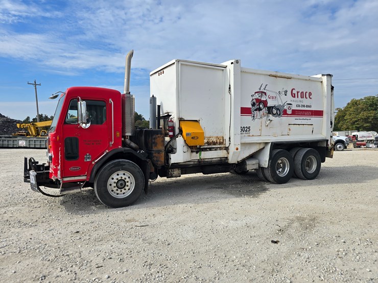 2005-peterbilt-320-image-4