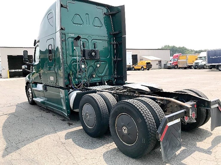 2020-freightliner-cascadia-126-image-2