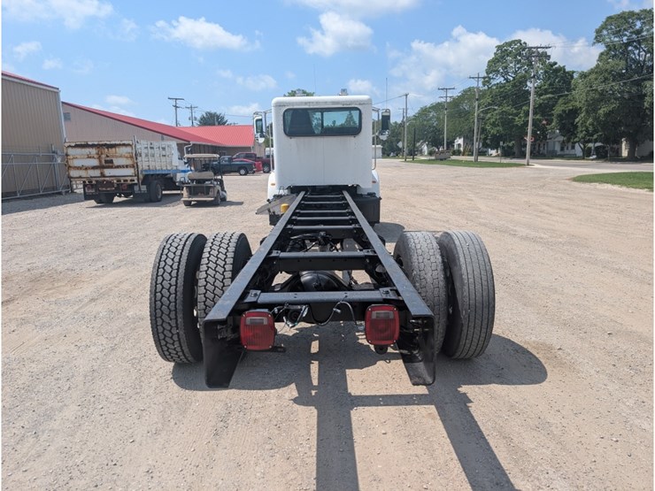 peterbilt-335-image-9
