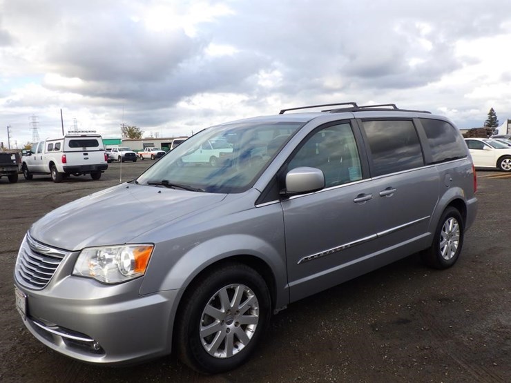 chrysler-town-&-country-image-1