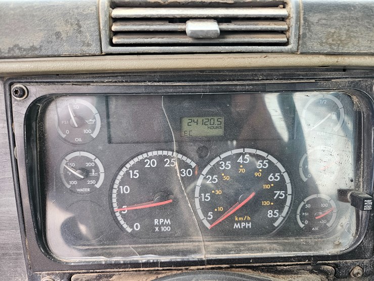 freightliner-columbia-120-image-86