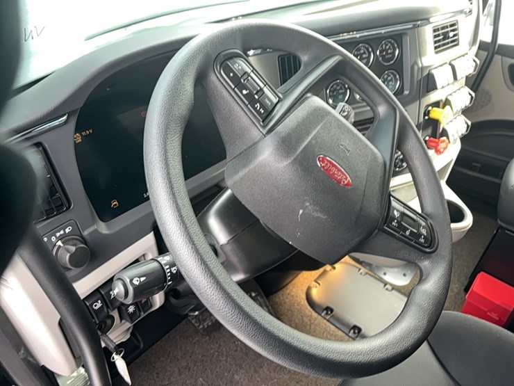 peterbilt-567-image-21