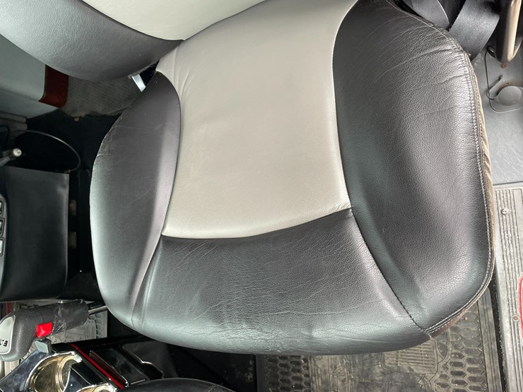 #1043-•-2009-freightliner-semi-(wi-title-in-delay)-image-27